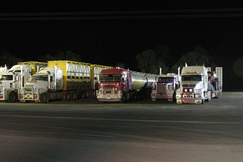 IMG_5804.JPG - Truckies settling in for the night