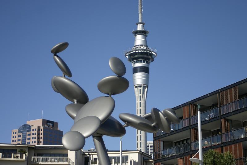 IMG_6165.JPG - Sky Tower and a statue of the inside of a cell from down on the wharf